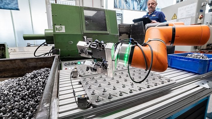 HAZET Werkzeugproduktion im Werk 1 in Remscheid mit kollaborativem Roboter